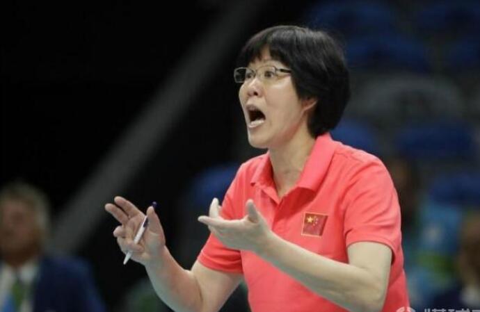 巩俐中国女排路透 巩俐郎平造型曝光简直模仿到了灵魂