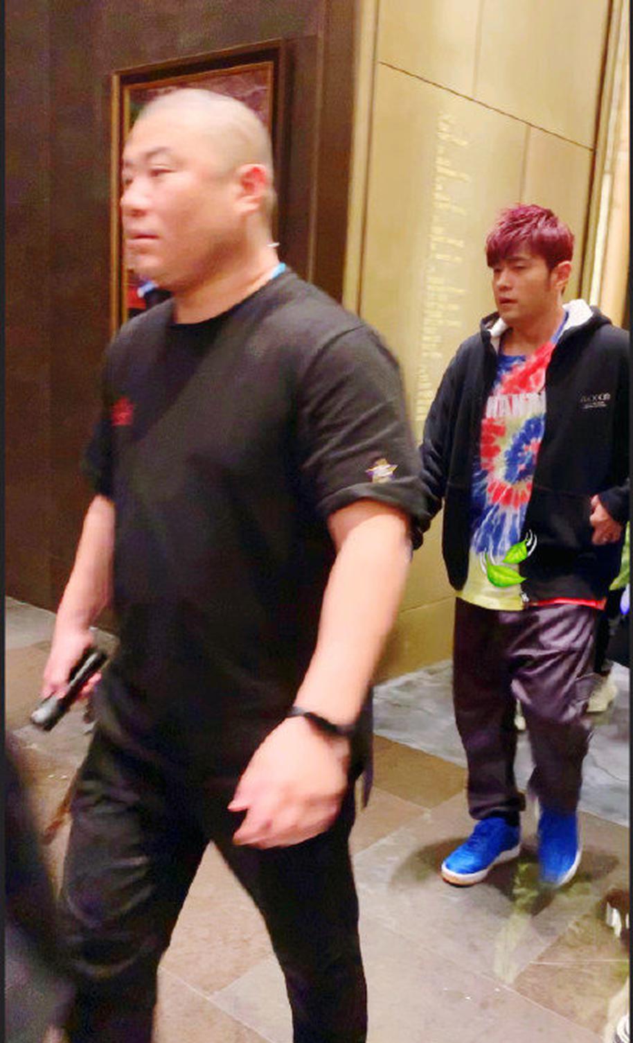网友街头偶遇周杰伦 周董的发型亮了!