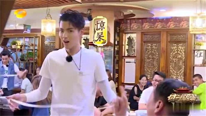 吴亦凡回应潘长江 潘长江朋克造型翻唱大碗宽面