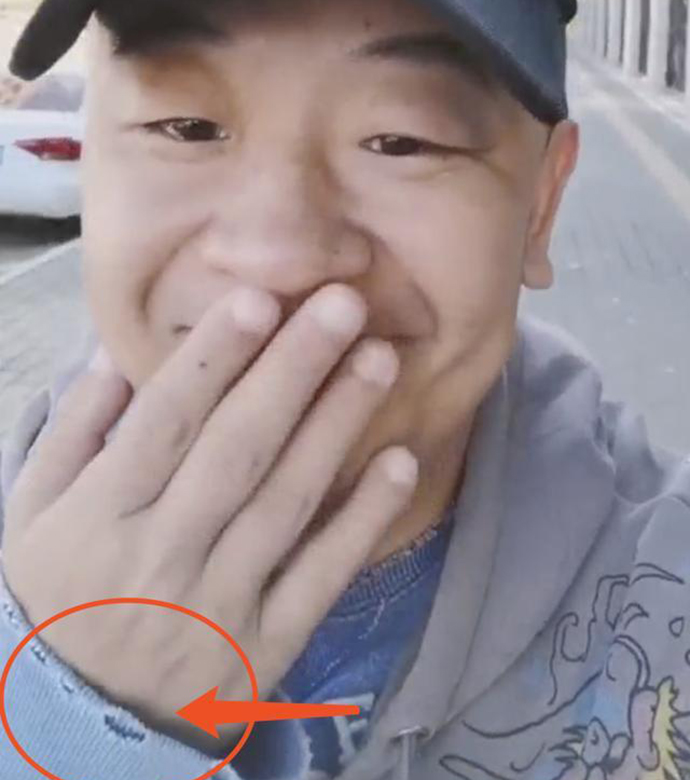 黄海波衣领磨烂 真的在靠父亲养老金过日子了吗