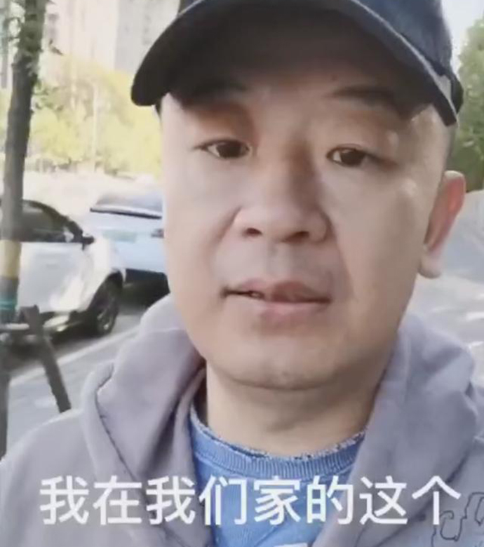 黄海波衣领磨烂 真的在靠父亲养老金过日子了吗