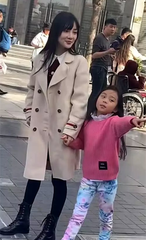 李小璐带甜馨外出什么情况 李小璐带甜馨外出干什么