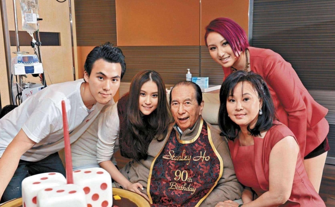何超盈未婚先孕 高学历未婚夫辛奇隆家庭背景被扒