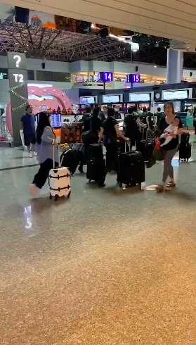 福原爱假装自己是空姐 悄悄融入到空姐们的队伍