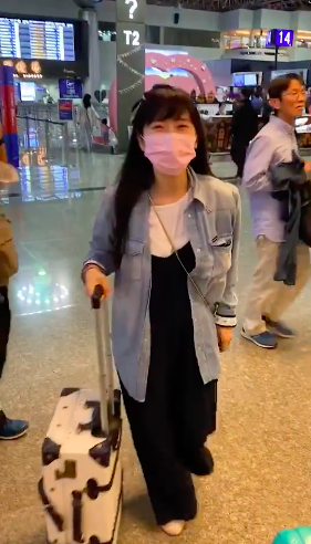 福原爱假装自己是空姐 悄悄融入到空姐们的队伍