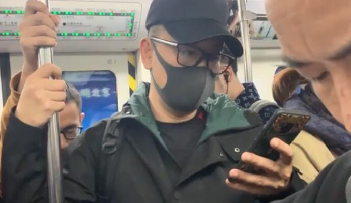 黄海波乘地铁接儿子 和普通市民挤地铁波哥豪车去哪了