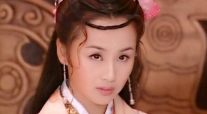 45岁曹颖近照曝光 罕见亮相记者会曹颖现状怎么样了