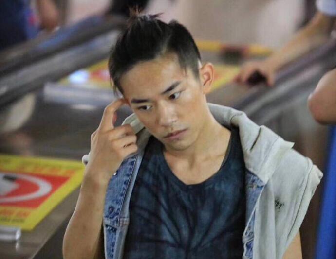易烊千玺吻戏 易烊千玺周冬雨深情初吻视频照片曝光太害羞