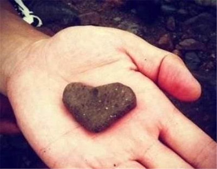 李晨送石头是什么意思 李晨喜欢送心形石头给女友是真的吗