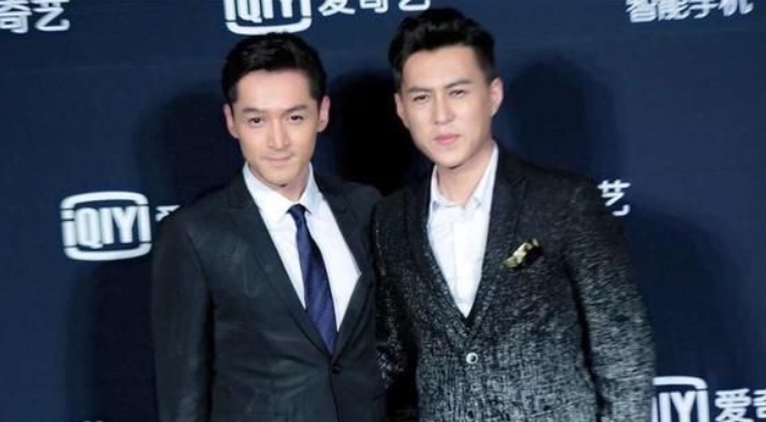 胡歌靳东同款看球姿势 同款姿势被调侃下巴不疼吗