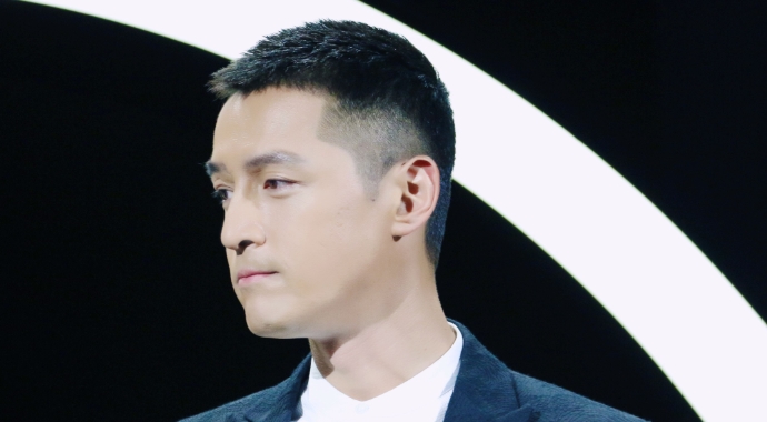 胡歌靳东同款看球姿势 同款姿势被调侃下巴不疼吗