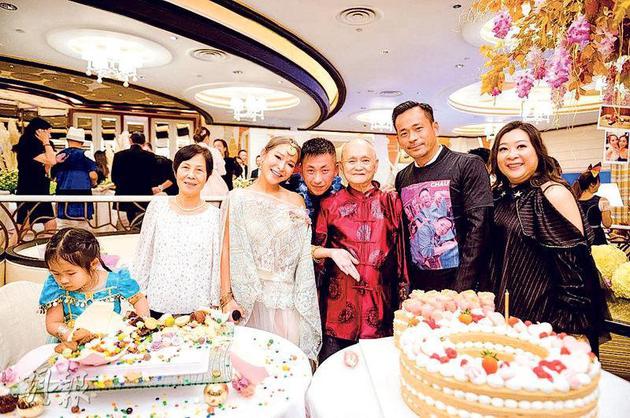 澳门大亨周焯华回归家庭 穿全家福T恤为老婆庆生