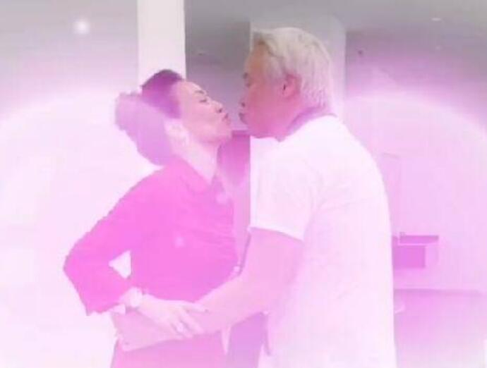 张庭当众索吻老公 夫妻俩这一举动是在告诉众人什么吗