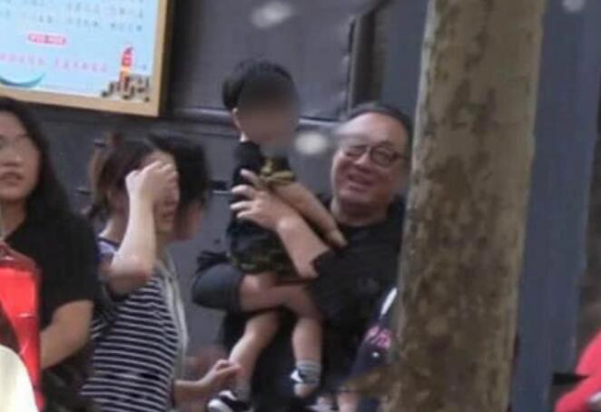 Baby带小海绵出街 两位老人陪伴左右破离婚谣言