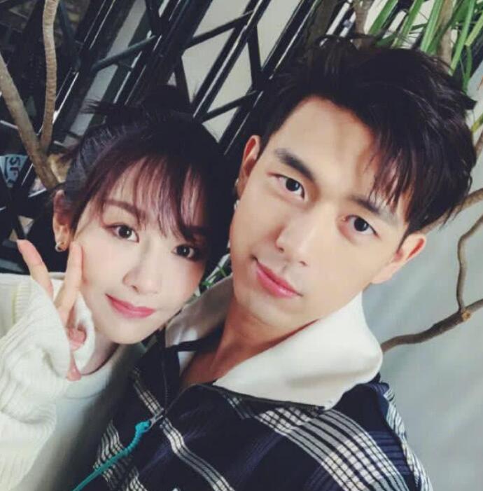李现为杨紫庆生 李现发罕见亲密合照童颜夫妇再发糖太甜了