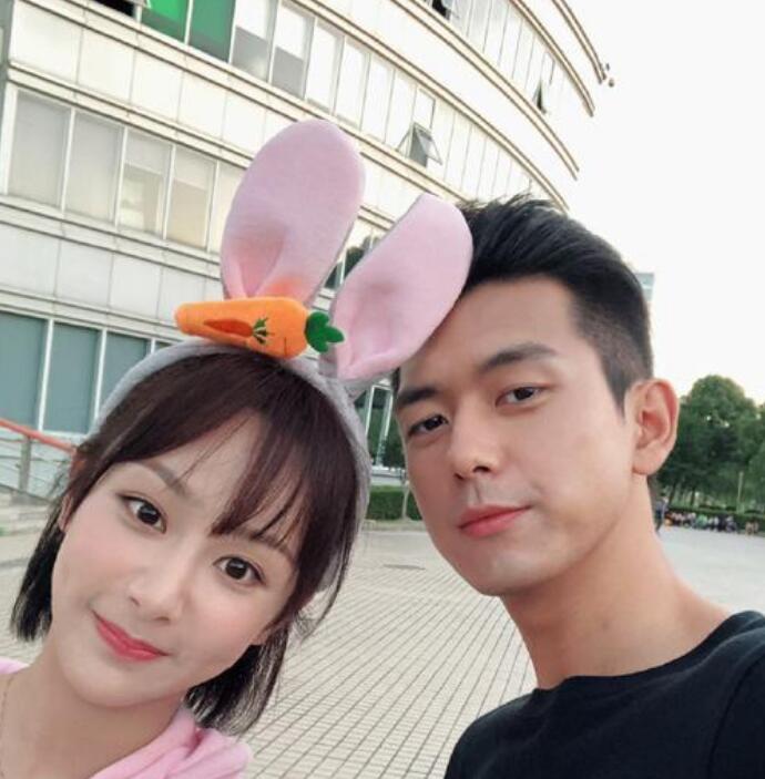 李现为杨紫庆生 李现发罕见亲密合照童颜夫妇再发糖太甜了