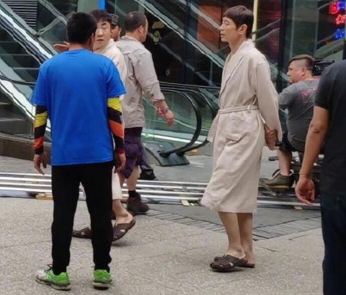 葛优乔杉穿浴袍坐扶梯 揭露葛优乔杉为什么穿浴袍逛街太搞笑