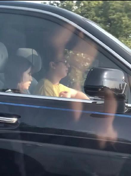 网友偶遇王思聪 开豪车带美女兜风
