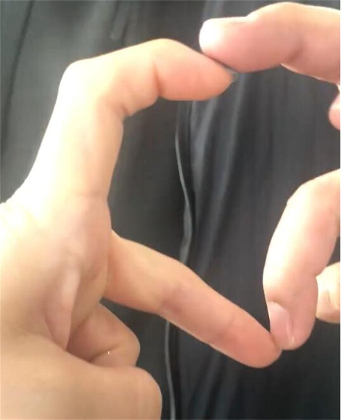 吴京鹰爪式比心是怎么回事？ 这才是猛男的比心方式