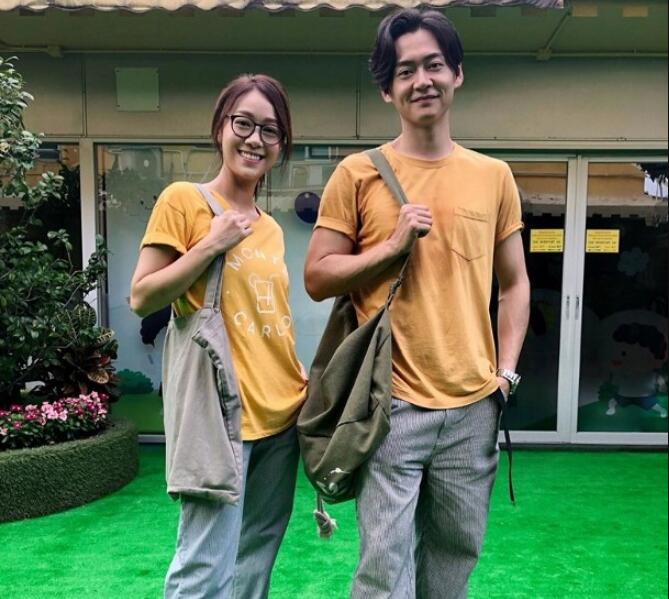 黄心颖勤更新社交网 走出负面风波与友人眯眼大笑