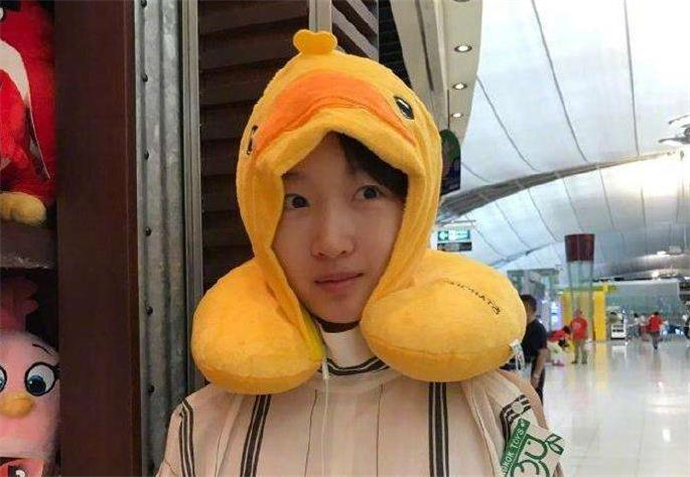 周冬雨为什么是小黄鸭 小黄鸭的凝视表情包太搞笑