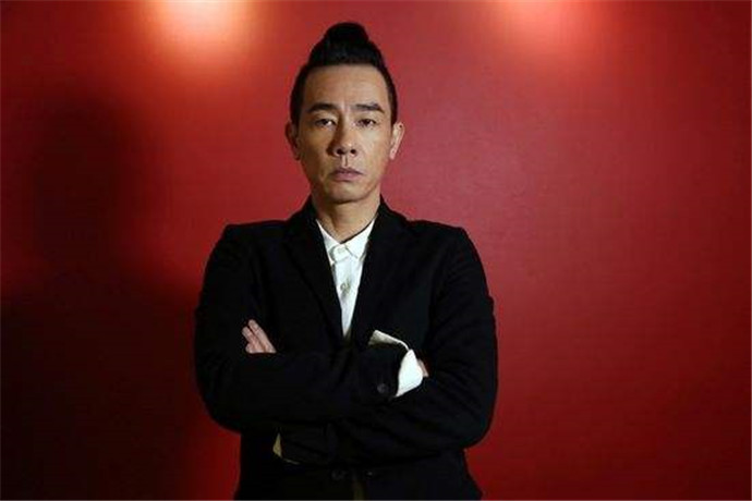 陈小春儿子近照曝光 Jasper表情神似陈小春不愧是父子