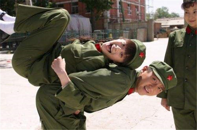 邓超称鼻梁常挡视线 超哥在线自恋粉丝留言区全是段子