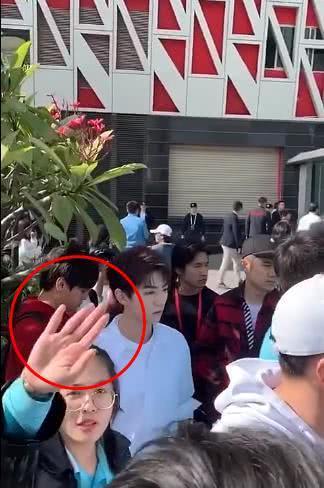 王俊凯被陌生男子搂肩 反应迅速立即甩开了