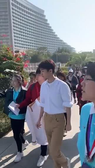 王俊凯被陌生男子搂肩 反应迅速立即甩开了
