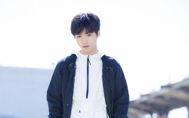 王俊凯被陌生男子搂肩 反应迅速立即甩开了