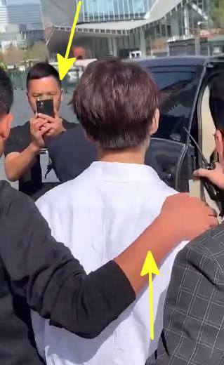 王俊凯被陌生男子搂肩 反应迅速立即甩开了