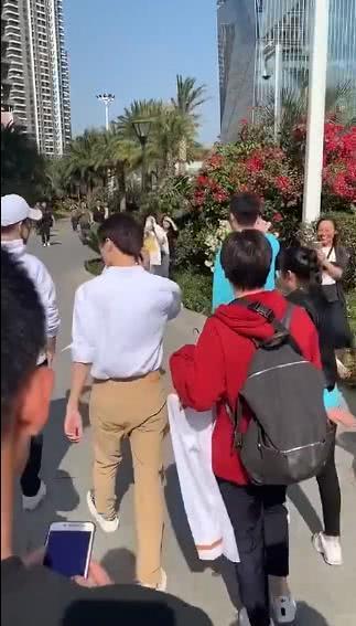 王俊凯被陌生男子搂肩 反应迅速立即甩开了