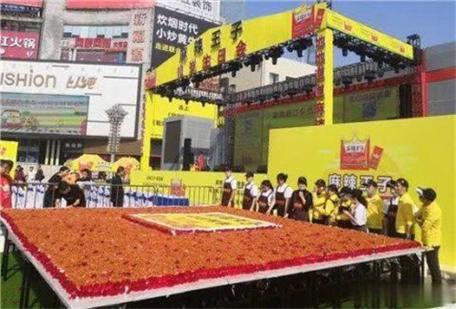 巨型辣条蛋糕亮相长沙街头是怎么回事？