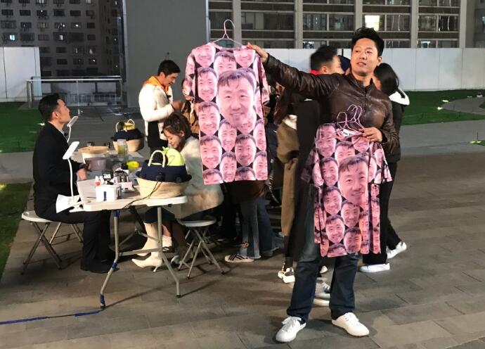 杜江摆摊贴手机膜 详细情况起底街边贴膜是这样的