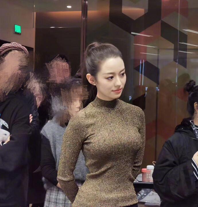 吉娜的胸是真的假的 吉娜生图曝光胸大腰细引网友直呼绝了