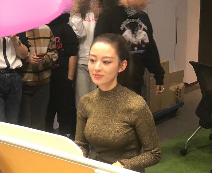 吉娜的胸是真的假的 吉娜生图曝光胸大腰细引网友直呼绝了