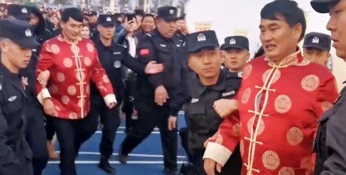 朱之文获保镖护驾 大衣哥排面十足网友调侃像是被抓了