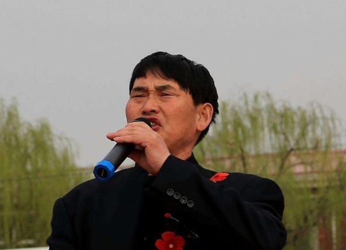 朱之文获保镖护驾 大衣哥排面十足网友调侃像是被抓了