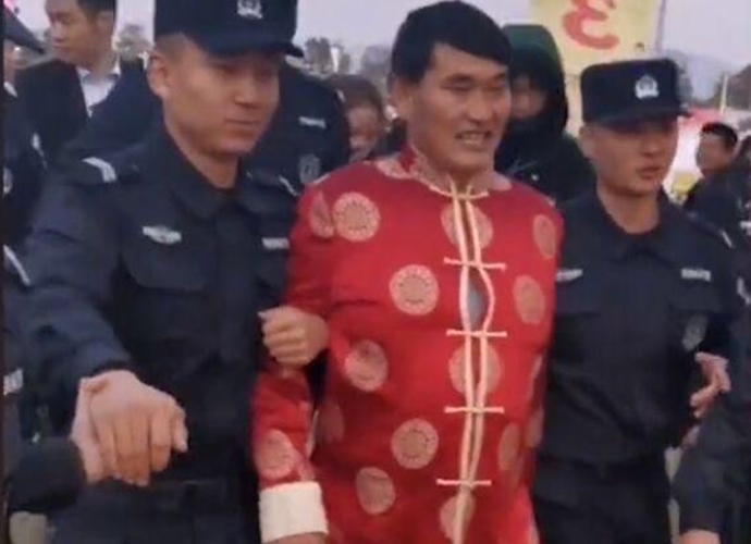 朱之文获保镖护驾 大衣哥排面十足网友调侃像是被抓了