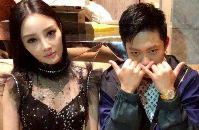 李小璐PGone情侣鞋 揭露PGone李小璐私下近况
