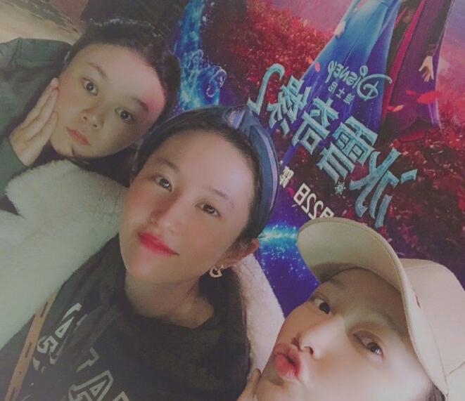 刘亦菲与好友看电影 素颜出街被赞颜好气质佳