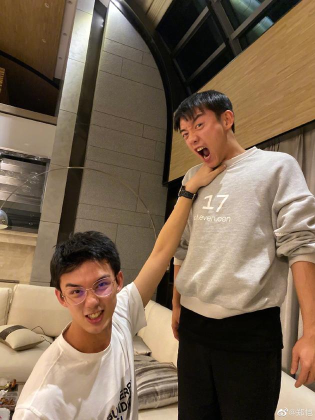 郑恺与吴磊用9年前合影同款姿势再次合影
