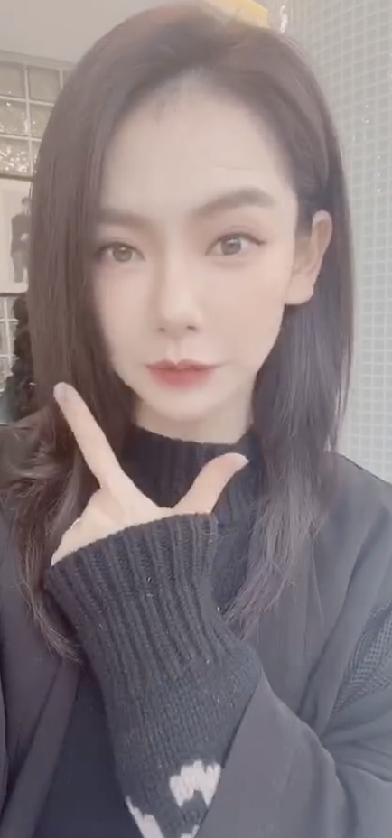 戚薇洗头前VS洗头后 爆炸头造型吸引眼球