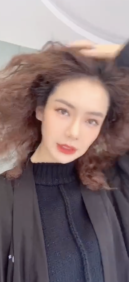 戚薇洗头前VS洗头后 爆炸头造型吸引眼球