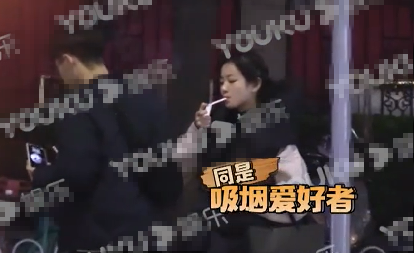 李庚希和男性朋友逛街时抽烟被拍 曾饰演《小欢喜》英子