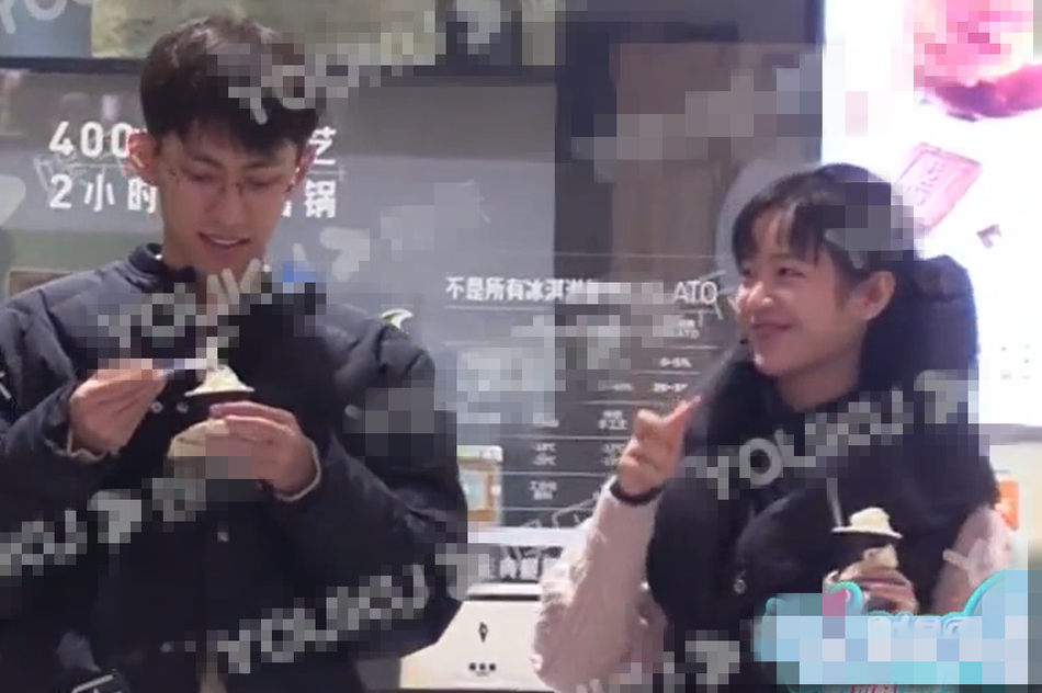 李庚希和男性朋友逛街时抽烟被拍 曾饰演《小欢喜》英子