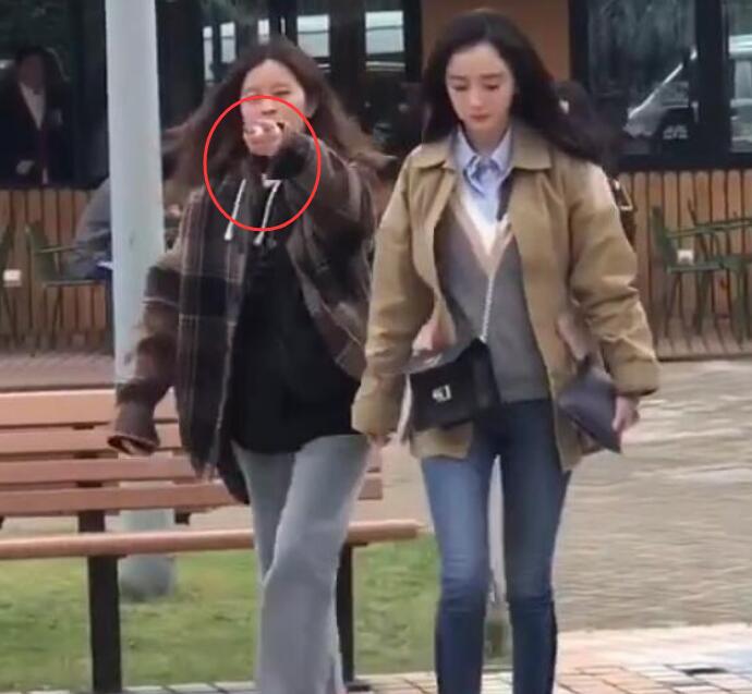 杨幂女助理怒斥粉丝 指着偷拍者喊出这几个字
