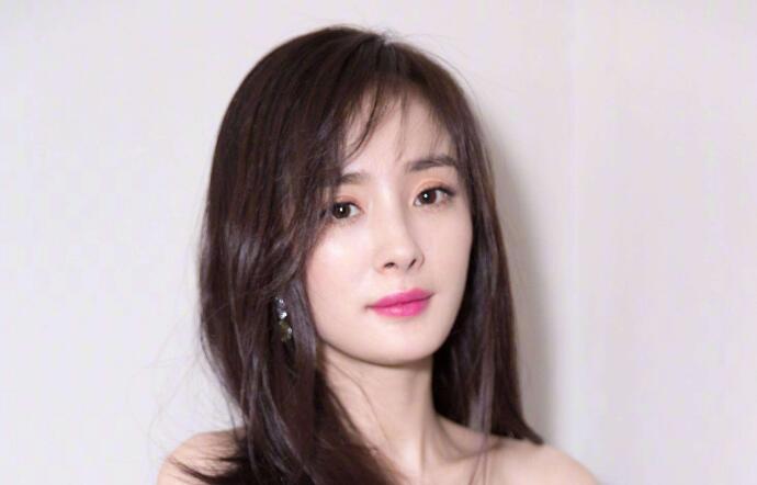杨幂女助理怒斥粉丝 指着偷拍者喊出这几个字