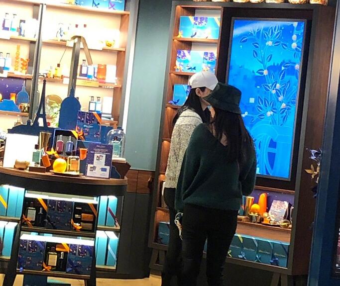 奚梦瑶产后首现身 奚梦瑶身材纤细苗条网友感叹不愧是超模