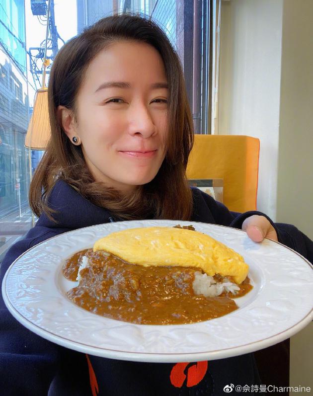 佘诗曼跟粉丝分享美食 笑容灿烂心情好